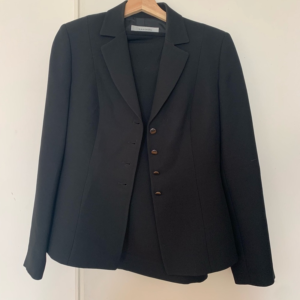 TAHARI Arthur A Levine women's skirt suit